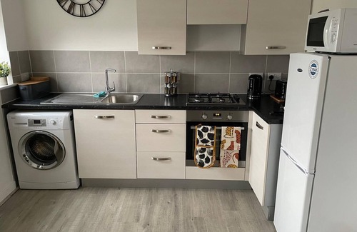 Didcot Apartment | 2 Bed-sleeps 7-free Parking-balcony