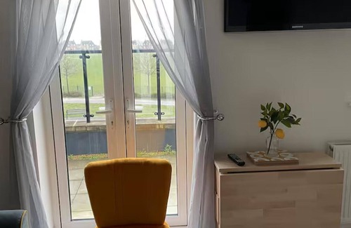 Didcot Apartment | 2 Bed-sleeps 7-free Parking-balcony