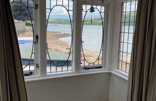 Shaldon House | 2 bed wing ON the beach in historic building. Quaint level seaside village.