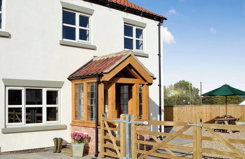 Folkton Cottage | 2 bedroom accommodation in Flixton, near Filey