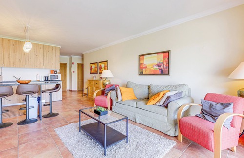 Alporchinhos Condo | 2 bedroom apartment with swimming pool 2m from Sra. da Rocha beach.