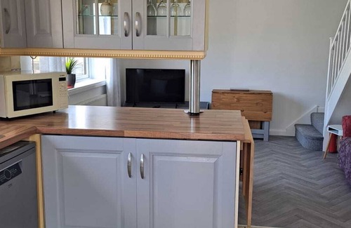 Wimborne House | 2 bedroom chalet bungalow, short drive to The New Forest and Bournemouth beaches