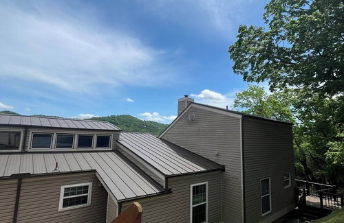 Holiday Island Condo | 2-bedroom condo in cozy Holiday Island with AC, WiFi