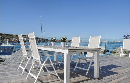 Roennaeng Apartment | 2 Bedroom Cozy Apartment In Rönnäng