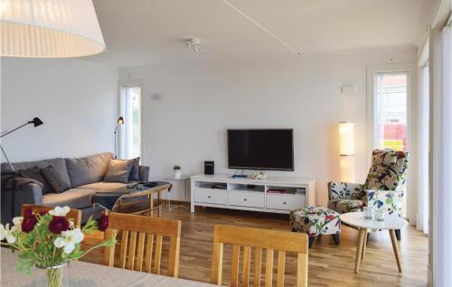 Roennaeng Apartment | 2 Bedroom Cozy Apartment In Rönnäng