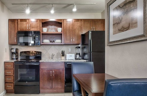 The Point Condo | 2 Bedroom Deluxe Condo, Kitchen, Sleeps 6, Downtown Newport, Long Wharf Resort!