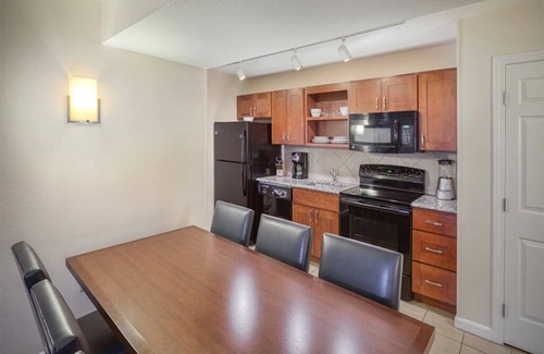 The Point Condo | 2 Bedroom Deluxe Condo, Kitchen, Sleeps 6, Downtown Newport, Long Wharf Resort!