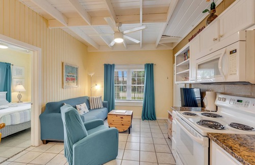 Laguna Beach Cottage | 2 bedroom Duplex with backyard One Block From the Laguna Beach Sand Pet-friendly