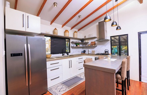 Vista Del Mar House | 2 bedroom Guest House w/comp ride to the airport