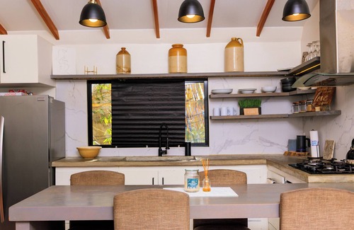 Vista Del Mar House | 2 bedroom Guest House w/comp ride to the airport