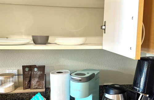 West Bellevue Condo | 2-bedroom Penthouse in Downtown Bellevue with AC + WiFi +Free parking