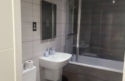 Canning Town South Apartment | 2 Bedrooms 2 bathrooms Near Excel, O2, City Airport,