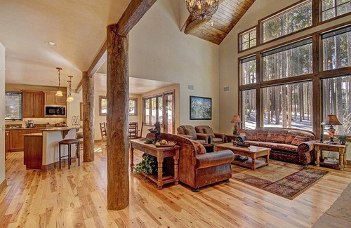 Boulder Ridge House | 2 blocks to Ski- Fireplace - Luxury Amenities- Shuttle To Town - Hot Tub-WIFI