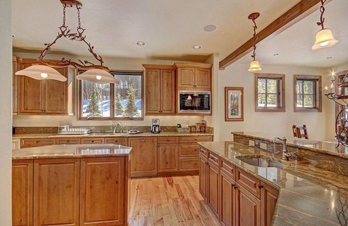 Boulder Ridge House | 2 blocks to Ski- Fireplace - Luxury Amenities- Shuttle To Town - Hot Tub-WIFI