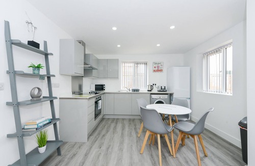 Gedling Apartment | 2-BR Flat w/Free Parking Near Nottingham