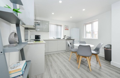 Gedling Apartment | 2-BR Flat w/Free Parking Near Nottingham
