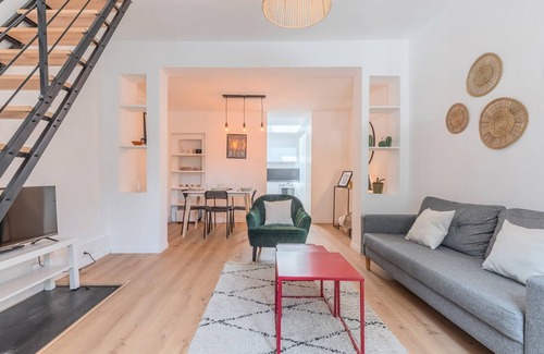 Fives House | 2 BR house w/terrace, near train stations & metro