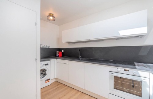 Fives House | 2 BR house w/terrace, near train stations & metro