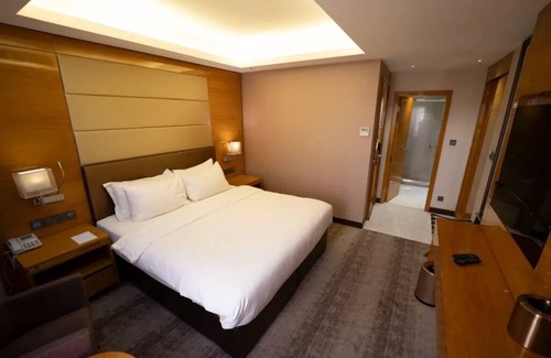 Suwailih Hotel | 2 Deluxe Double or Twin Room | Gloria Hotel | Steps from Al Hussein Parks