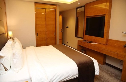 Suwailih Hotel | 2 Deluxe Double or Twin Room | Gloria Hotel | Steps from Al Hussein Parks