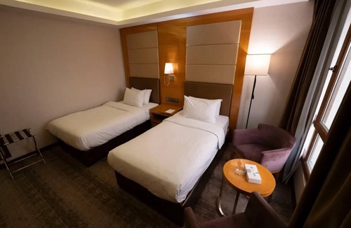 Suwailih Hotel | 2 Deluxe Double or Twin Room | Gloria Hotel | Steps from Al Hussein Parks