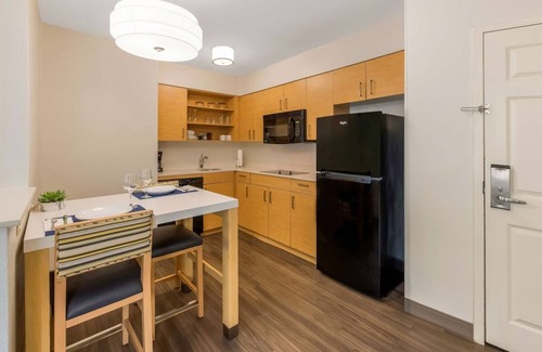 Arrowood Hotel | 2 Family-Friendly Suites w/Kitchen Perfect for Trips Near Charlotte Attractions