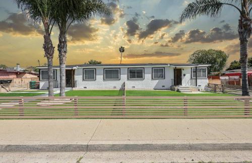 Linda Vista House | 2 Homes in 1 Sleeps 18 10 Min to Zoo and Beach