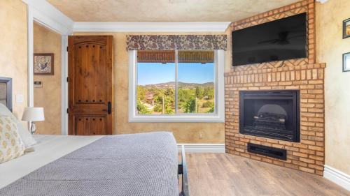 Temecula House | 2 Homes in Bella Vista Rd by AvantStay Sleeps 8 Vineyard Views Patios Fireplace in Temecula Wine Trail