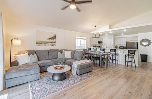 Nampa House | 2 Kings, Firepit, grill, pets ok, large fence yard