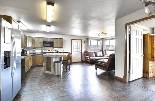 Buffalo Apartment | 2 Mi to Dtwn Buffalo: Mtn-View Retreat w/Patio!
