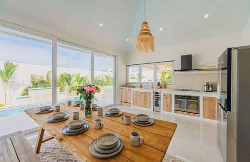 Esmeralda Villa | 2 Min to Palm Beach, Billiard, Hot Tub, 8 sleeps