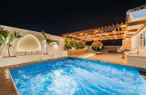 Esmeralda Villa | 2 Min to Palm Beach, Billiard, Hot Tub, 8 sleeps