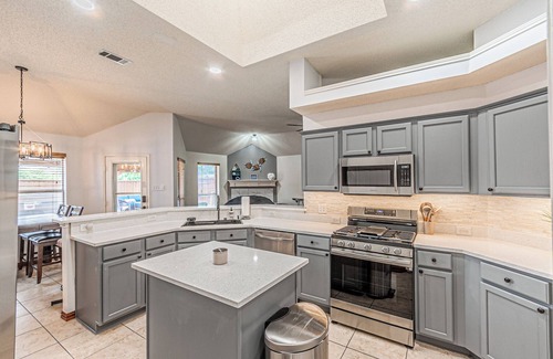 Rowlett House | 2 minutes from lake, Pickleball, Hot Tub, Pool table!