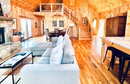 Lakemont House | 2 Primary Suites, GREAT location, High Speed Wifi