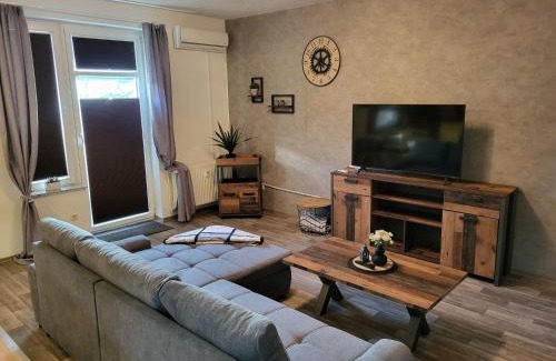 Osterburg Apartment | 2 Raum Wohnung mit Terrasse und AC