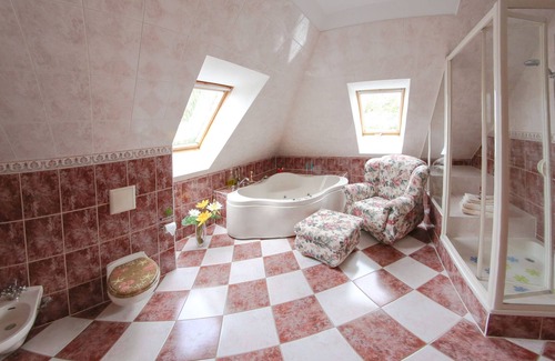 Fuchshain Apartment | 2 room ap.-quiet-near Leipzig-balcony: unobstructed view of greenery-daylight bath with whirlpool