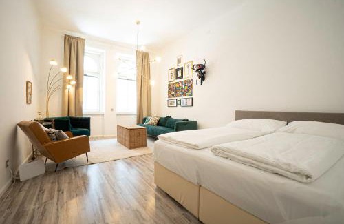 Hundsturm Apartment | 2-room apartment on the first floor with designer renovation. Exit to the courtyard. 15 minutes to Schloss Schönbrunn