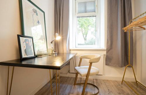 Hundsturm Apartment | 2-room apartment on the first floor with designer renovation. Exit to the courtyard. 15 minutes to Schloss Schönbrunn