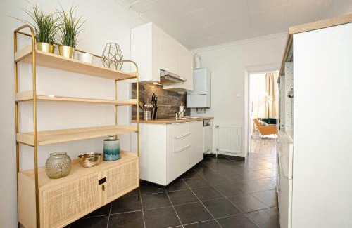 Hundsturm Apartment | 2-room apartment on the first floor with designer renovation. Exit to the courtyard. 15 minutes to Schloss Schönbrunn