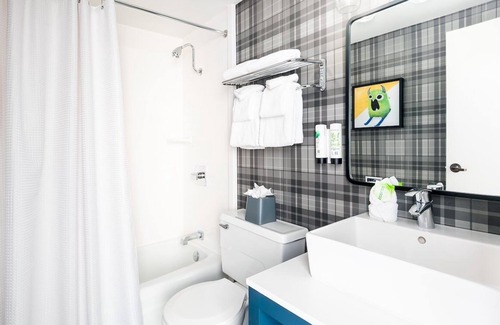 Steamboat Springs Hotel | 2 Scenic Mountain View Rooms for Families, Couples - Free Parking Included