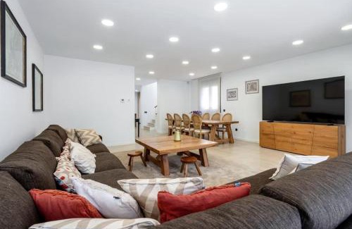 Bugibba Ski Chalet | 2 Seconds Away