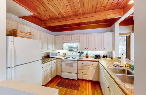 Keystone House | 2-story dog-friendly condo with mountain views - walk to tennis center, ice rink