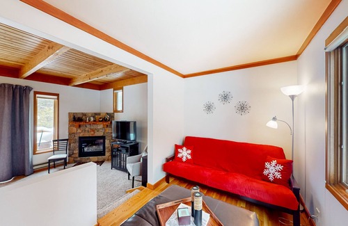 Keystone House | 2-story dog-friendly condo with mountain views - walk to tennis center, ice rink