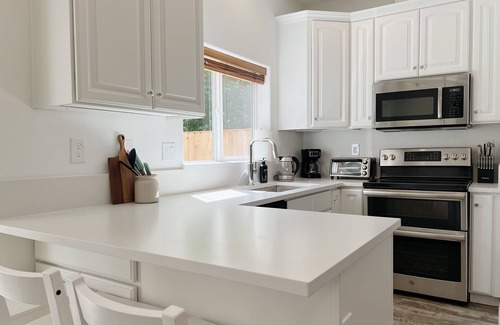 Oatfield House | 2-Story Home in Clackamas, 3 Bedroom, 2 Bathroom w/King Bed and Fenced Backyard