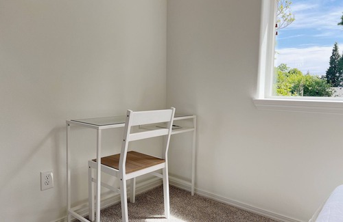 Oatfield House | 2-Story Home in Clackamas, 3 Bedroom, 2 Bathroom w/King Bed and Fenced Backyard