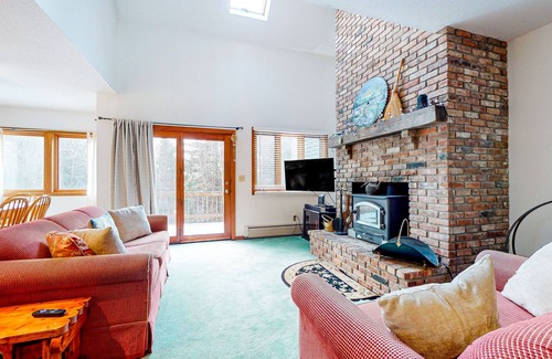 Jamaica Condo | 2-story mountain condo with fireplace, private deck, WFH setup, & jetted tub