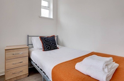 Newbottle House | π 20% Off - Furnished 3 Bed/Wi-Fi/Free parking/6 Guest's π