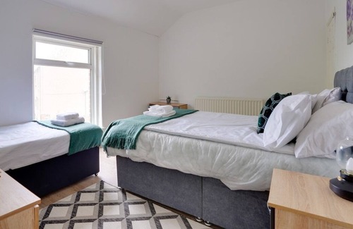 Newbottle House | π 20% Off - Furnished 3 Bed/Wi-Fi/Free parking/6 Guest's π