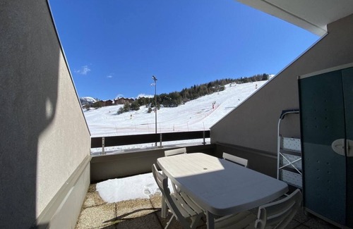 La Joue du Loup Apartment | 20m from ski slopes, 1st floor, view ski slopes, balcony, tv, ski locker, 18m², La Joue du Loup
