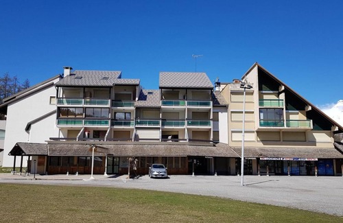 La Joue du Loup Apartment | 20m from ski slopes, 1st floor, view ski slopes, balcony, tv, ski locker, 18m², La Joue du Loup